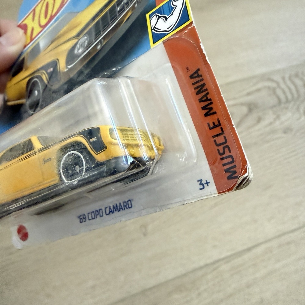 2022 Hot Wheels '69 COPO Camaro Yellow Muscle Mania 2/10 #193/250 HCX82 - Picture 3 of 4